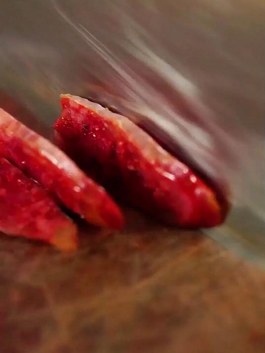 在我们四川香肠腊肉要是不熏那就叫风吹肉
