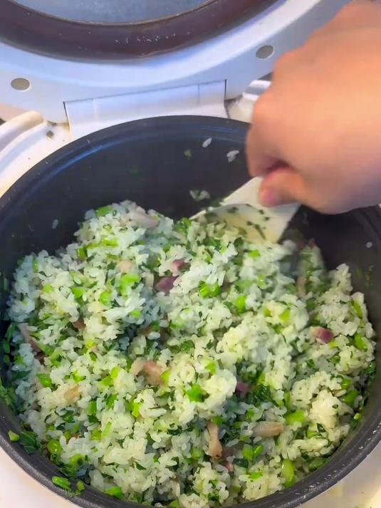 懒人版的咸肉菜饭做法,菜香裹着咸肉的香味,真是绝了!