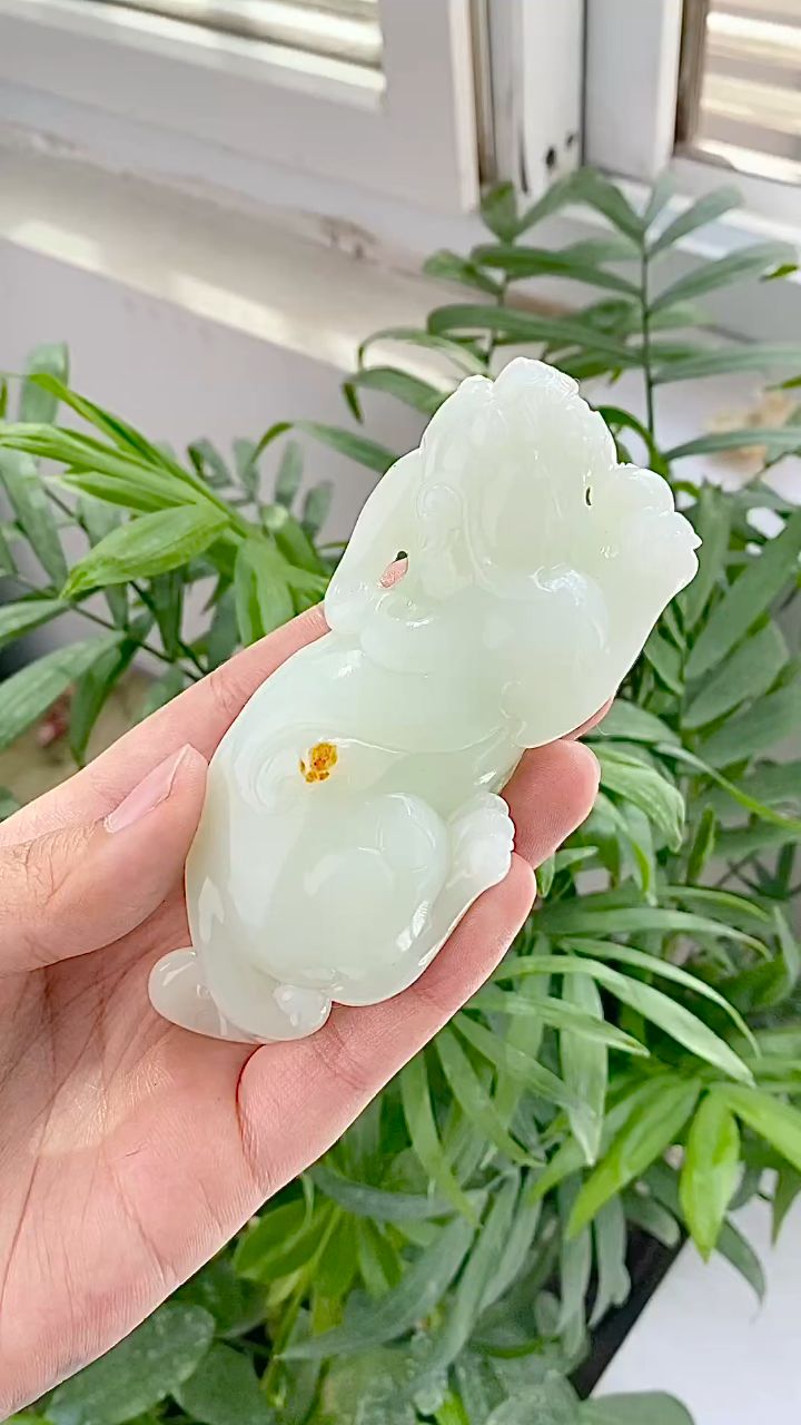 招财貔貅 精选和田白玉飘翠摆件,白润如脂,滋腻柔和,翠色怡人,性价比超高～