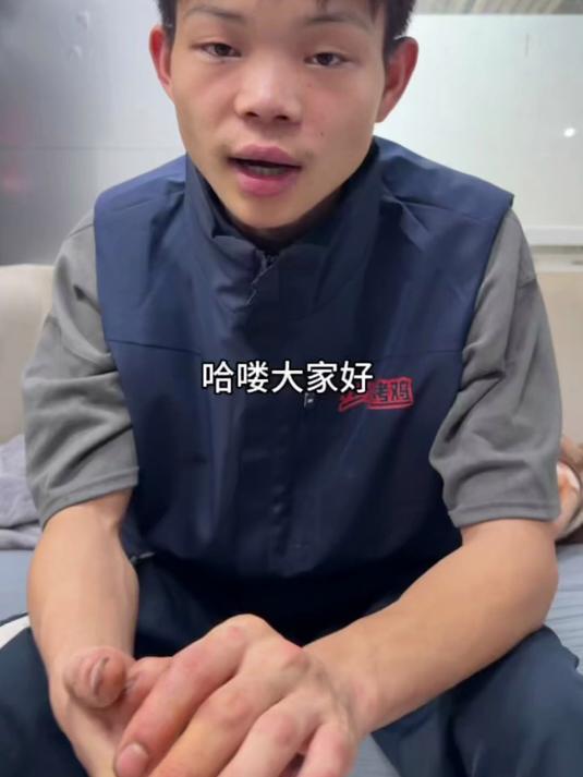 在这里跟大家正面做个回应,我们以后不会再用这些存在争议的调料,我们会用新鲜的原材料自己去打