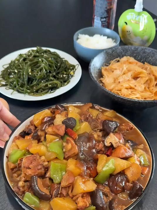 我做的香菇土豆炖鸡腿嘎嘎好吃汤泡米饭老香了