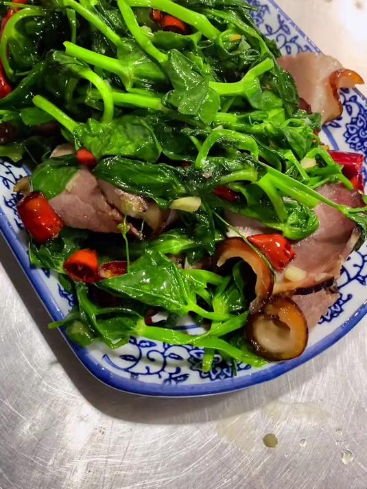 家庭版 豌豆尖炒腊肉，妈妈的味道！