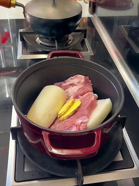 今日菜单:梅花肉萝卜汤 皮蛋肉馅元宝馄饨 蒜蓉生菜