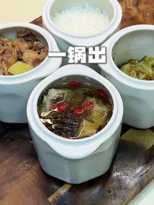 隔水电炖盅一锅5胆，小炖盅可以炖不同口味的汤，特别好用