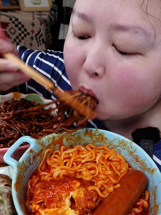 你们爱看的沉浸式来啦 黏糊糊的火鸡面跟炸酱面太好吃啦