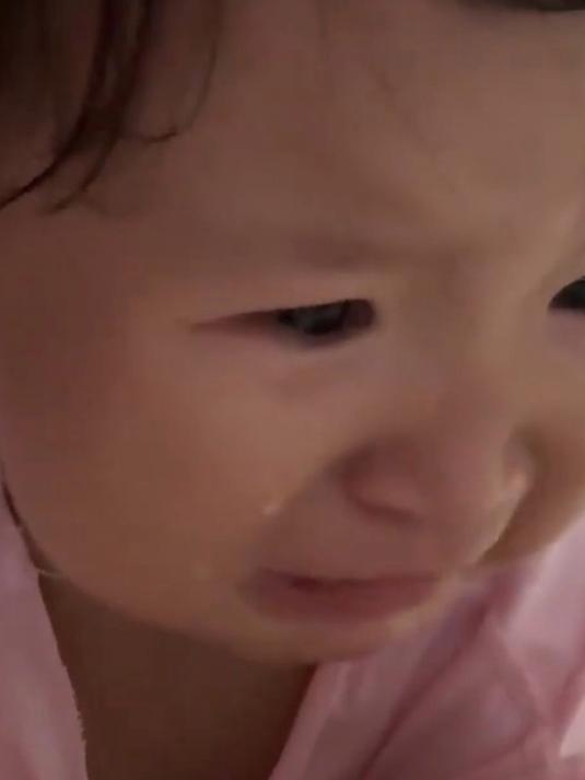 两岁宝贝的共情能力太强了,看动画片小鸡找妈妈把自己看哭了