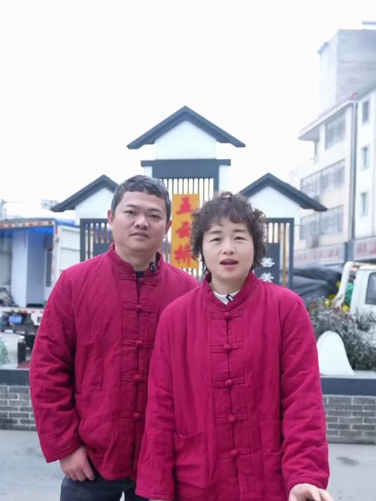 今天来到了赣县五云圩农贸市场，非常热闹，菜农们很热情，农家菜很新鲜，买老表菜就到五云圩