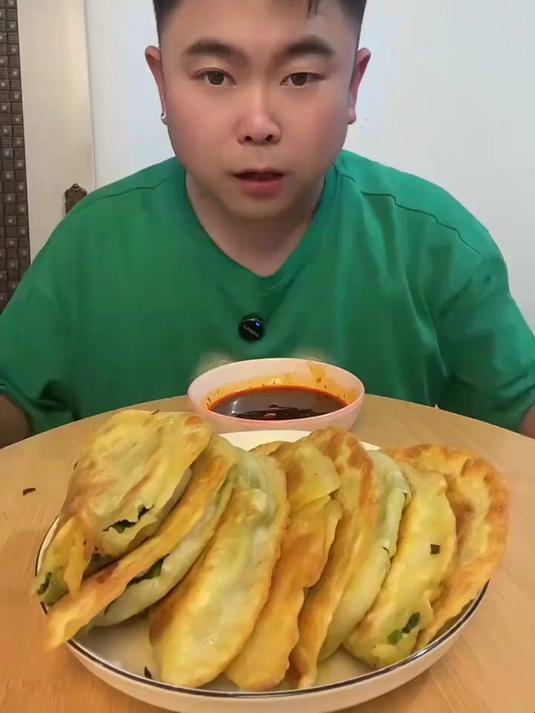 #优质视频激励计划#今天简简单单吃点韭菜盒子对付对付得了