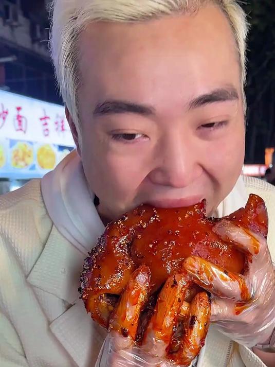 盘西安吉祥村美食街，炫蒸碗猪蹄吃到撑，最后有事先走了