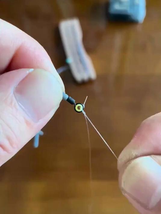 钓鱼不会绑主线的,配件就用威拓森高品质太空豆套装 绑主线教程