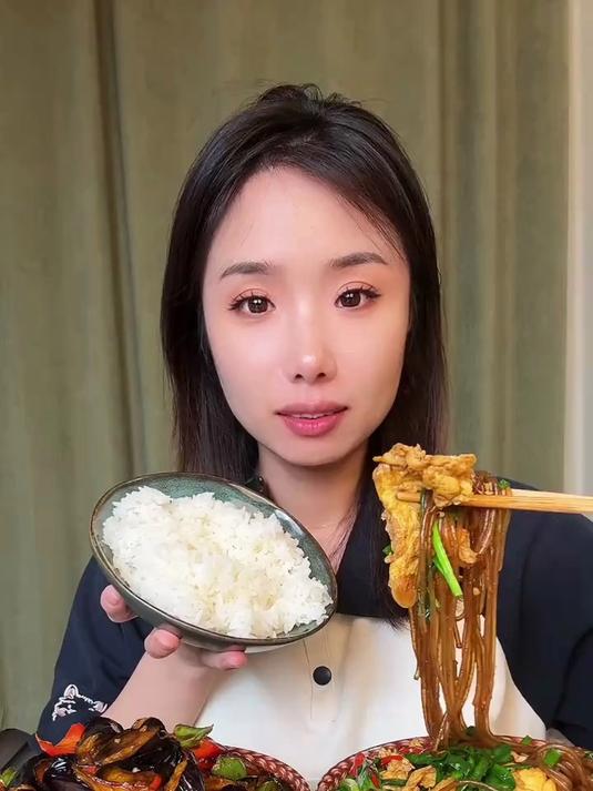 红烧排骨炒粉酱香渗透米粉弹牙排骨酥烂连葱花都要舔干净