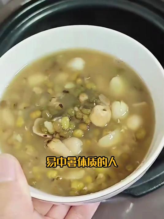 冬季养生暖心甜品,莲子百合绿豆汤温润不寒凉