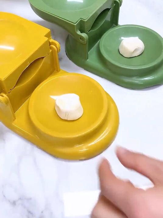 过年包饺子就用这个二合一包饺子器,一边压皮一边包饺子