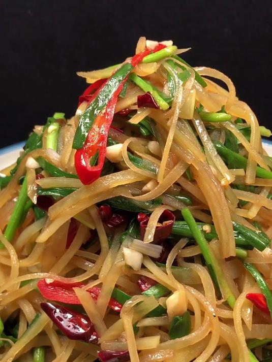 好吃不过家常菜 炒土豆放点韭菜爽歪歪