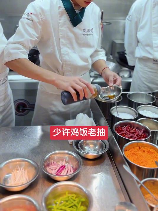 最考验粤菜师傅基本功的干炒牛河来了，看看如何炒出镬气