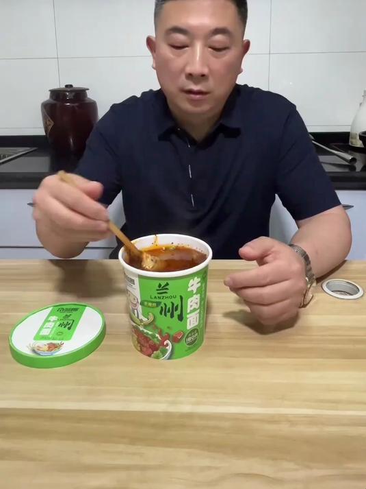 桶装兰州拉面拌蔬菜超香！加片生菜、撒把葱花