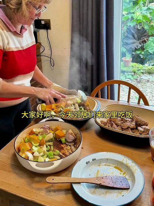 邻居们来做客,婆婆做猪肉南瓜咖喱,公公拿出中国白酒!