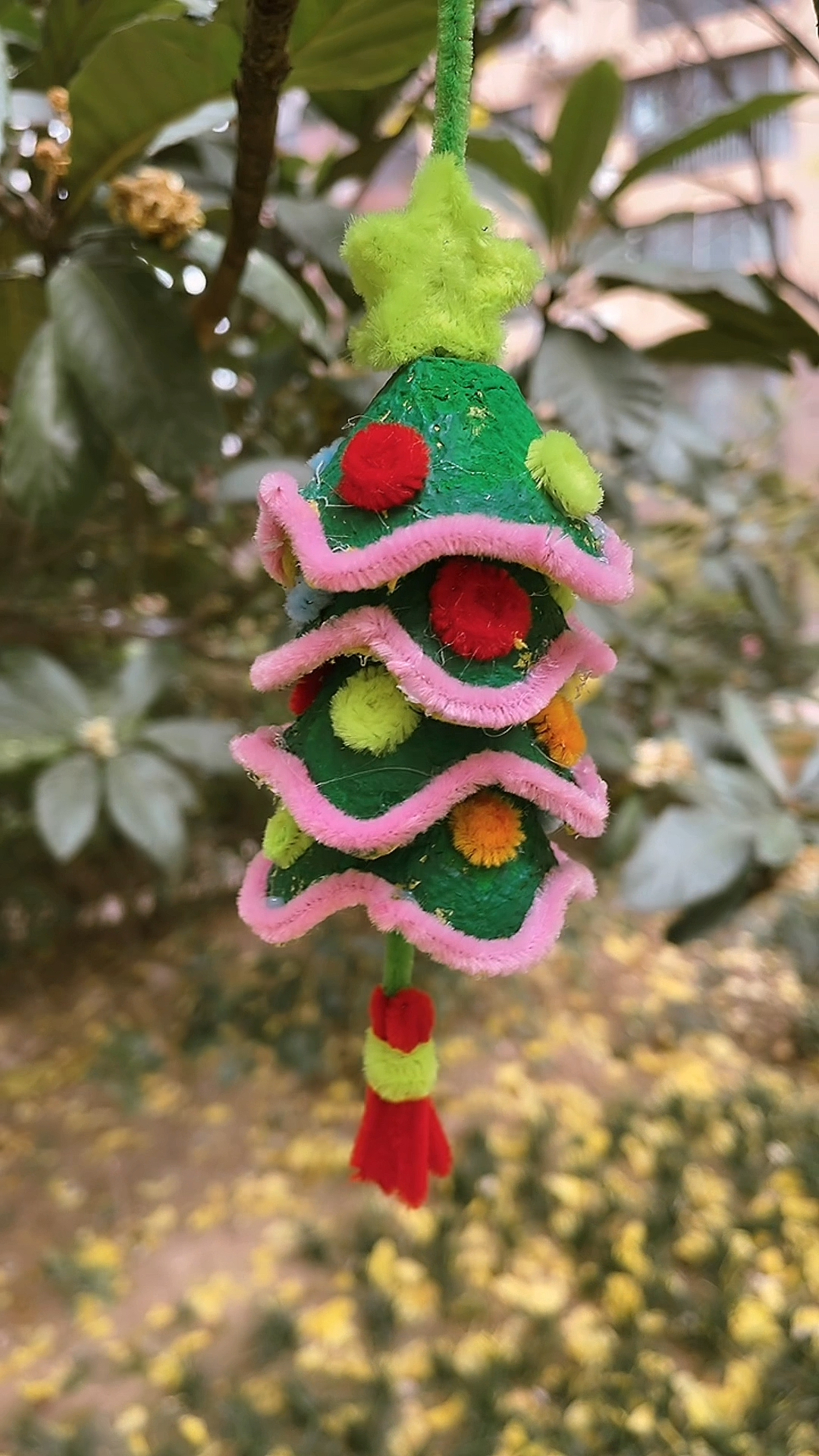 没想到用鸡蛋托盘做圣诞铃铛这么好看，你也快试试！