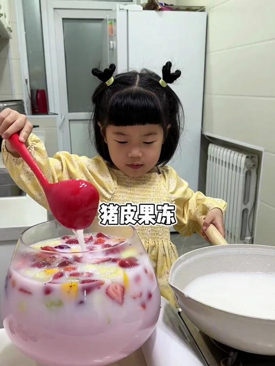 女儿居然在家用猪皮就能做出来好吃的果冻