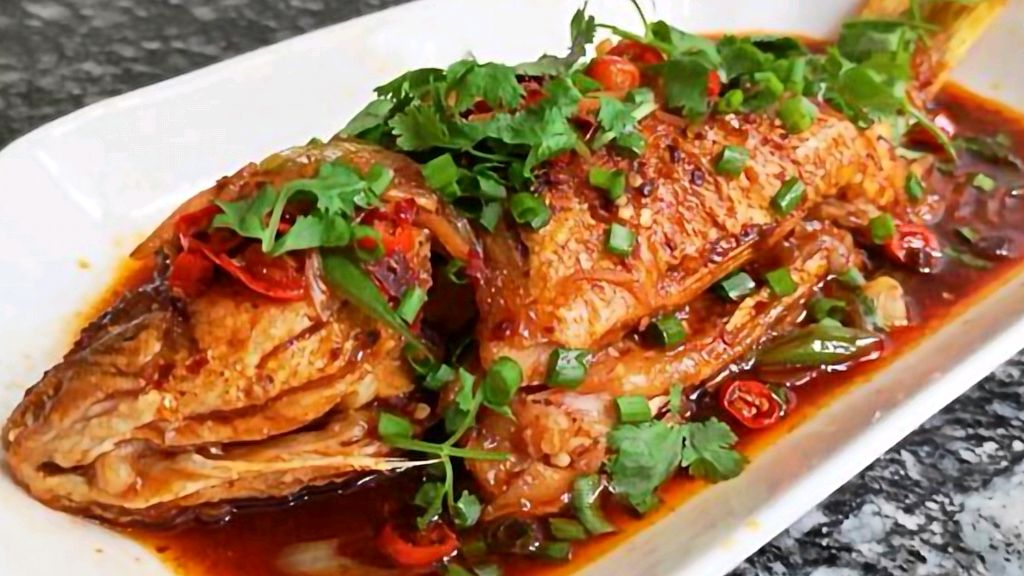 红烧鱼的家常做法,教你一招,鱼肉不腥不粘锅,上桌连汁都不剩#钱途挑战# #每日寻味记# #