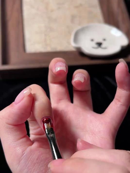 猫猫在美甲鹅红色敦煌