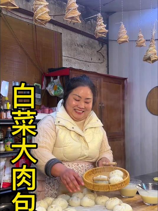 冬天的大白菜包包子,味道美极了,在外的游子你们多久……