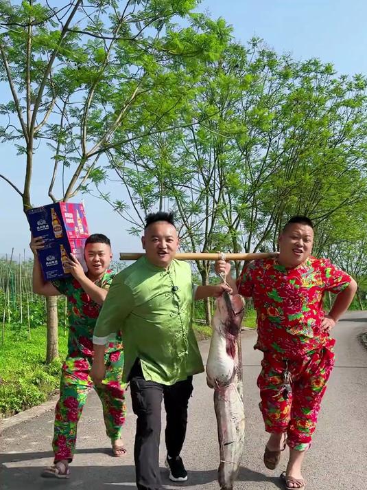 今天用四五十斤的大鲶鱼来招待几位粉丝,想吃的都来哟!