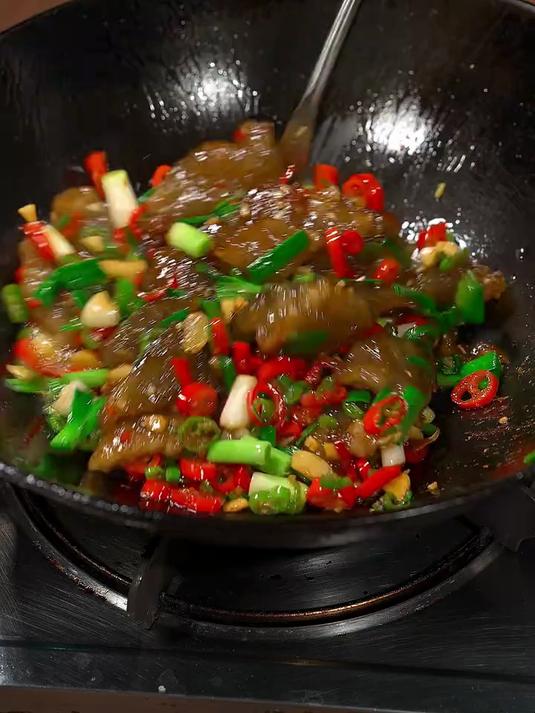 小时候一到冬天就常吃的一道菜小炒红薯粉