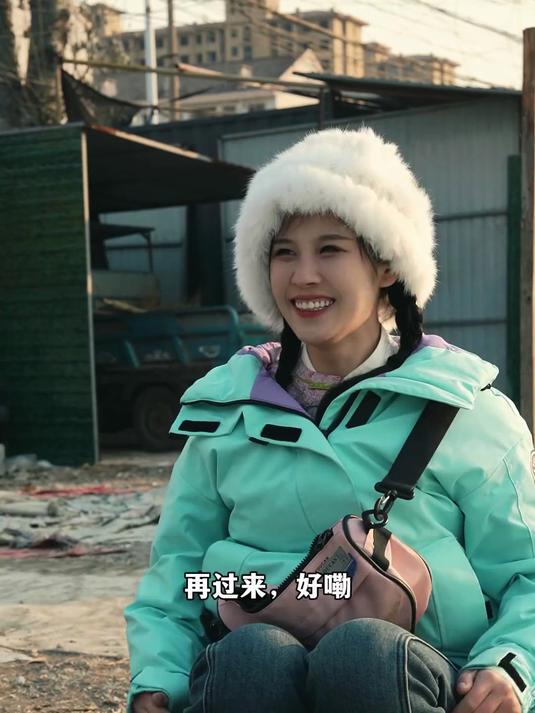 家里发菜捡出一堆品相差的蔬菜,拉200斤去集上卖,俩小时抢光!