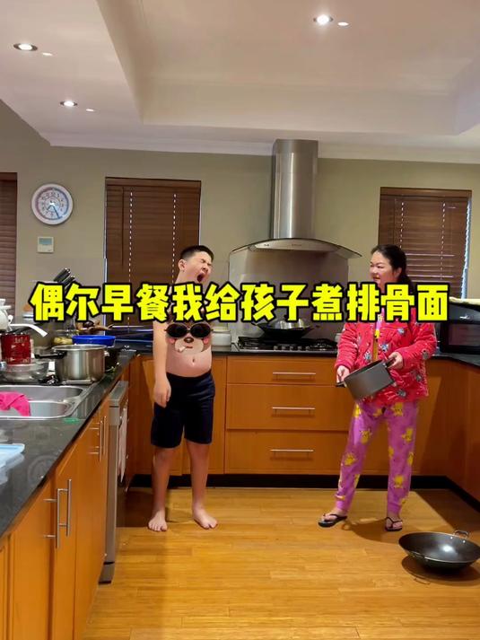 偶尔早餐我给孩子做排骨面条 晚餐老公回来突然说他要吃晚餐了