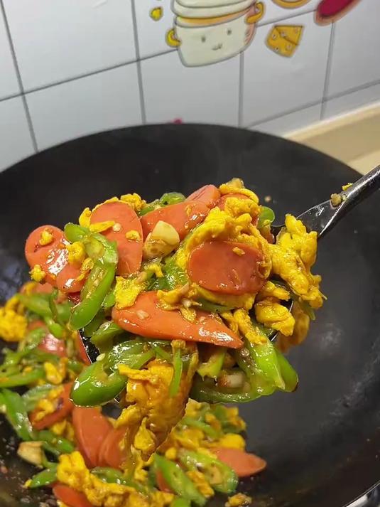 青椒火腿肠炒鸡蛋是我家经常吃的下饭菜