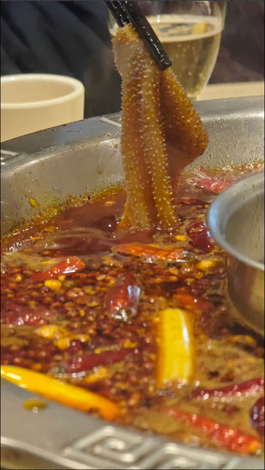 探访重庆南方花园鸭肠王火锅店,品尝正宗的重庆火锅