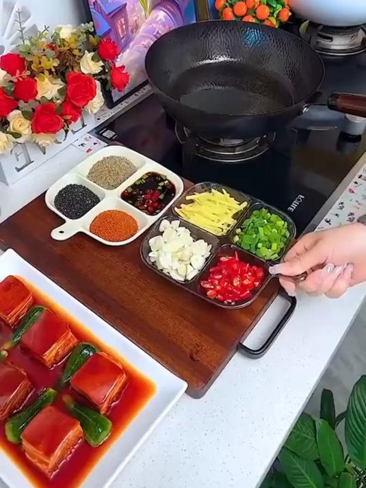 这款四格分格盘不仅可以作为配菜盘，还可以放在桌上当托盘使用，颜色简洁大方，清洗也很方便哦。