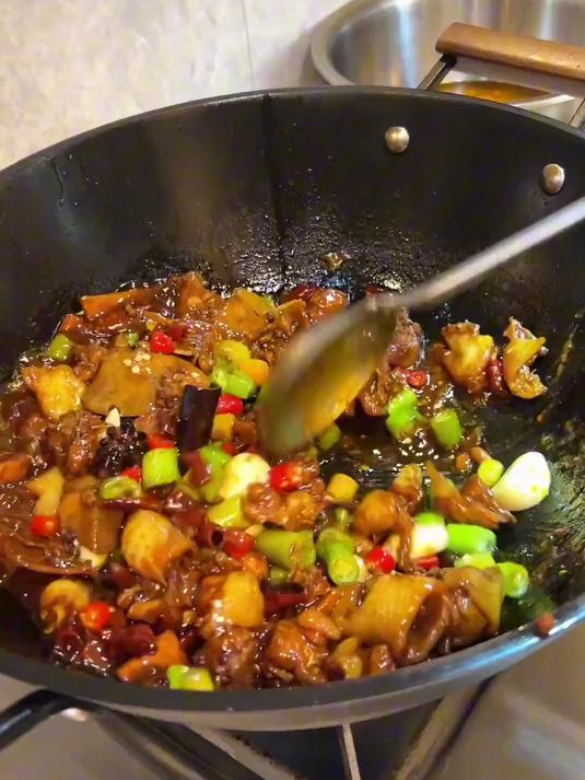 今天做辣炒笨鸡和蒸花卷，溜达鸡，味道就是不一样！