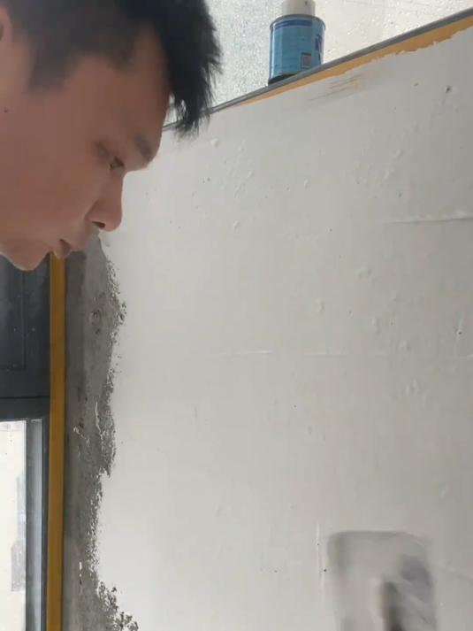 内墙抹灰刮第一层,师傅们你们一般刮几层?
