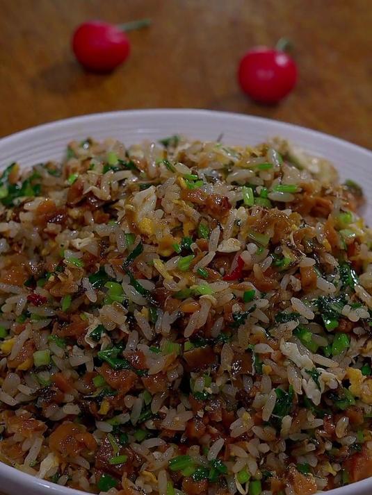 外婆菜香菜蛋炒饭家常做法，这也太好吃了