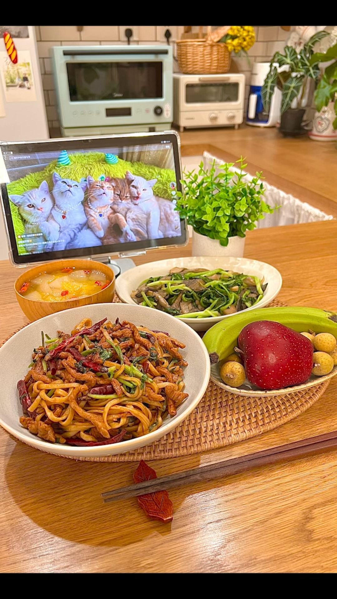 一人食:今天吃肉丝炒面,鸡毛菜炒平菇,橙子雪梨汤