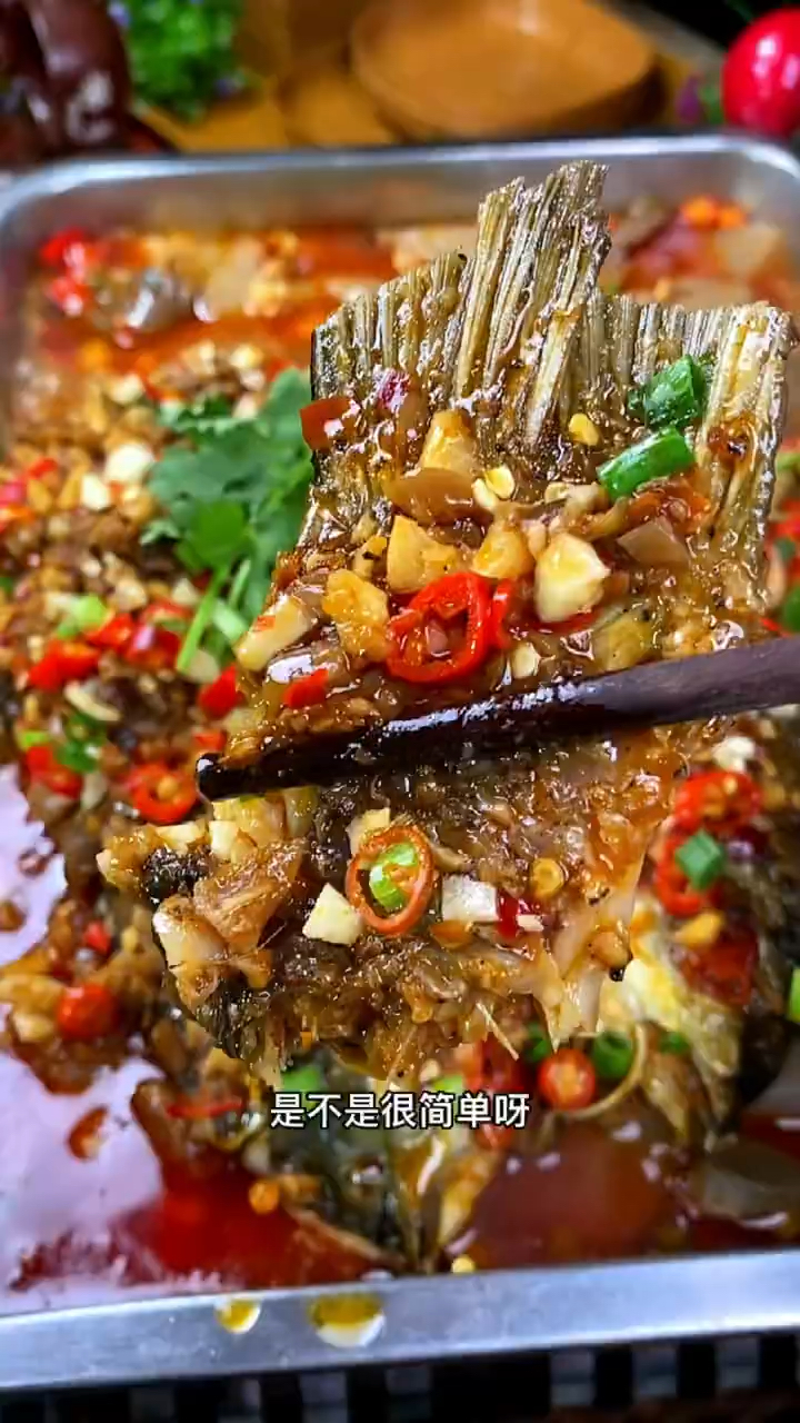 在家自己做的蒜香烤鱼真是太好吃了,做法简单,做出来蒜香浓郁#烤鱼 #万州烤鱼