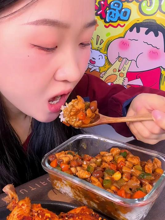 今天吃宫保鸡丁盖浇饭,还有个大鸡腿