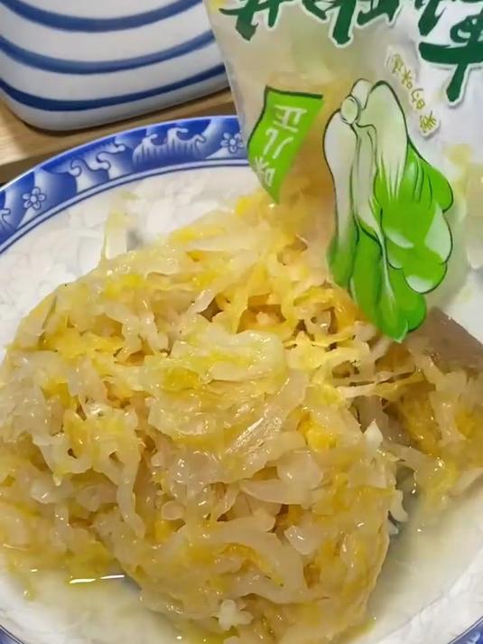 正宗东北老缸酸菜,不管是炖骨头、炖肉、包饺子怎么做都好吃!
