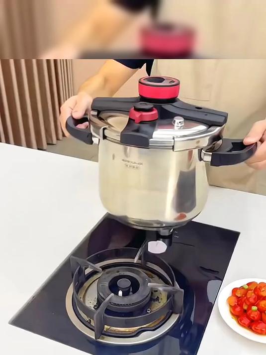 辣小娘高压锅,炖肉煲汤煮饭几分钟就好,省时又好吃