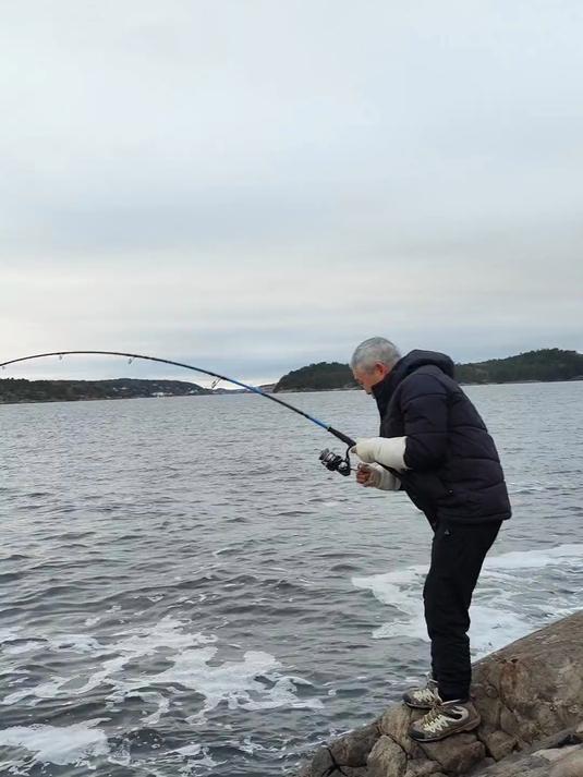 家有俩钓鱼佬翁婿,遛娃也能溜到海边去冰钓。