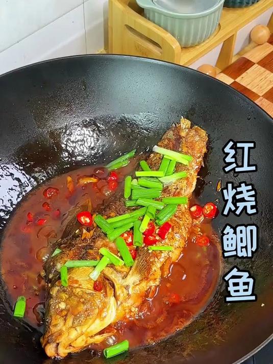 红烧鲫鱼这样做，用汤汁拌饭能吃三碗，香辣入味
