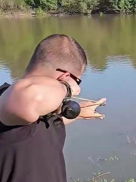 弹无虚发!高手水中射鱼,精准命中一条大鱼,这技术也太厉害了