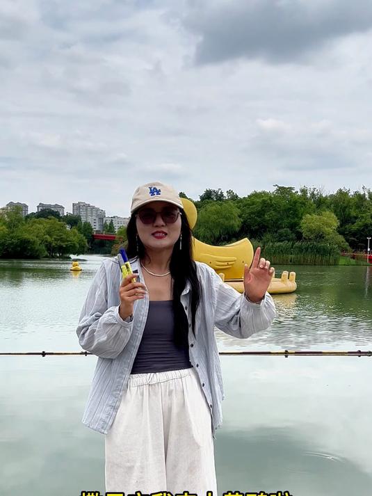 撒贝宁我到大黄鸭了，那我这几千公里也不能白来