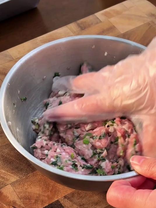 春日喝春汤鲜嫩的荠菜丸子汤少不了春日吃春菜,喝春汤!