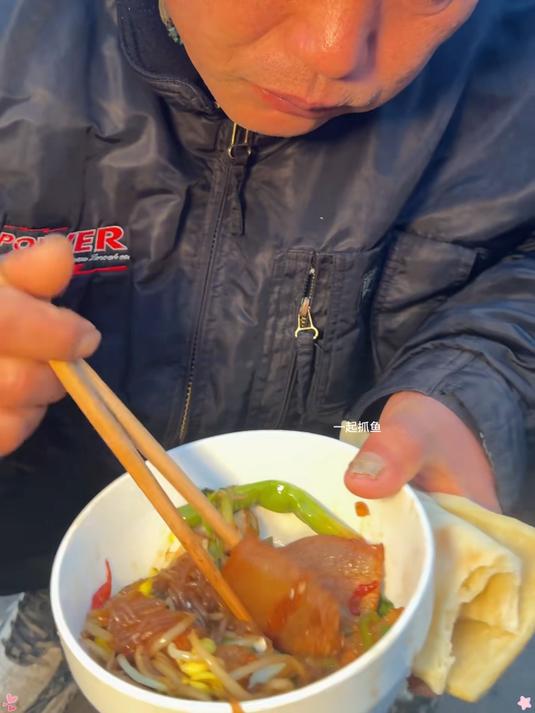 大锅菜香喷喷 记录真实生活 人多吃饭就是香