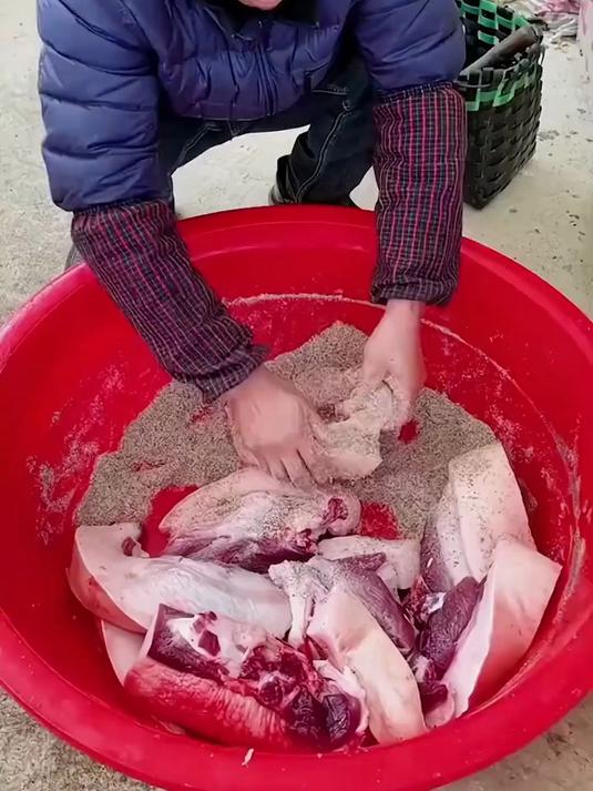 惊艳!双头挂钩做腊肉,一勾一挂,完美替代麻烦的绳子!