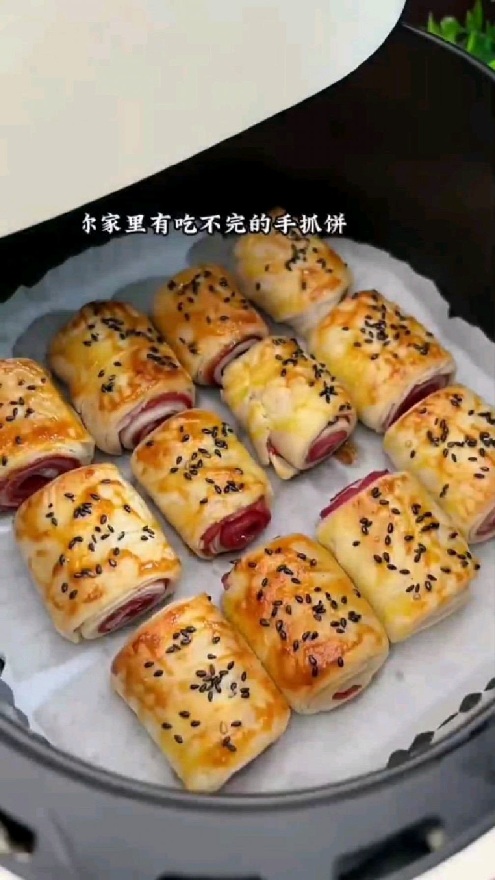 又发现了一个手抓饼的神仙吃法,空气炸锅手抓饼培根卷做法教程 下午茶点心