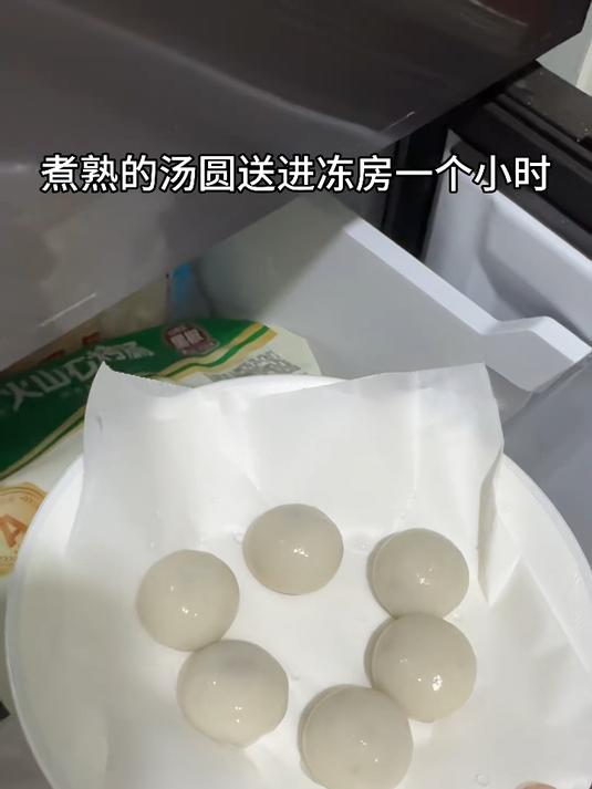 冷冻一小时的汤圆裹上巧克力,脆皮巧克力与麻糍口感的碰撞